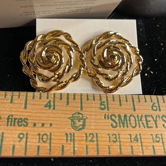 Avon *1992 Endless Knot Pierced Earrings Goldtone. Large - Picture 2 of 4